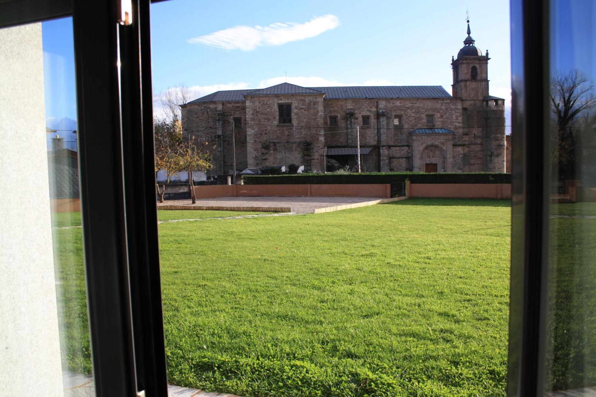 Alojamiento Ubaldo Nieto Hotel Carracedo del Monasterio Eksteriør billede